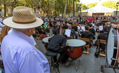 Los músicos de la Real Orquesta Sinfónica de Sevilla durante su concierto protesta en la Plaza Nueva de la capital andaluza.