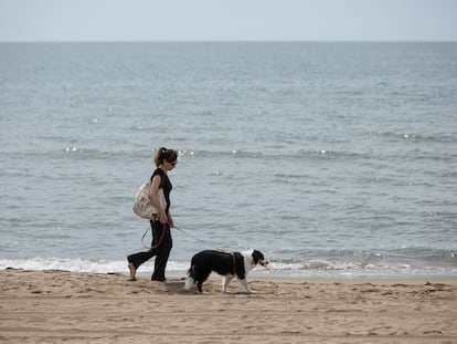 mujer con su mascota