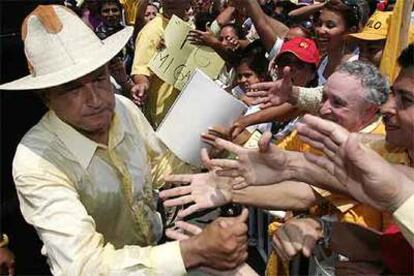 El aspirante del PRD a la presidencia, Andrés López Obrador, saluda a la multitud en Colima.