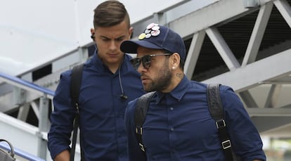 Alves, à direita, no aeroporto de Cardiff.