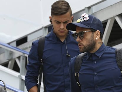 Alves, à direita, no aeroporto de Cardiff.