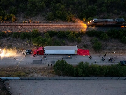 Toma aérea del camión donde fueron encontrados 53 migrantes muertos en Texas, el pasado 27 de junio.