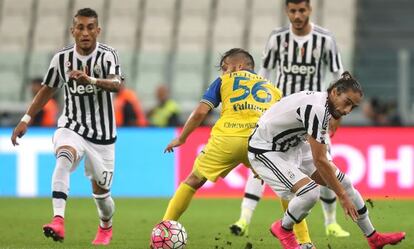 Caceres lucha por el balón en un encuentro con la Juve