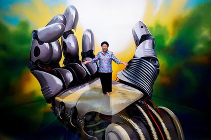 Una mujer posa en una pintura 3D expuesta en el museo Art in Paradise de Bangkok, Tailandia. El centro, que se divide en dos plantas y seis salas de exposición permanente, es el primer museo 3D "ilusionista" de la capital.