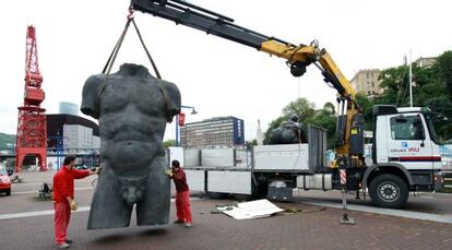 Instalación de la escultura 'Ulises' este jueves en el muelle del Museo Marítimo.