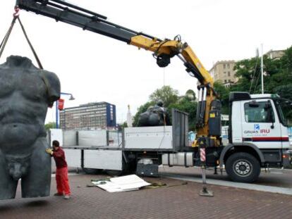 Instalación de la escultura 'Ulises' este jueves en el muelle del Museo Marítimo.