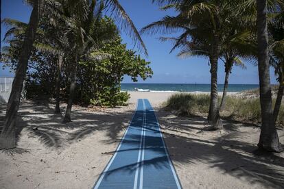 Una playa casi vacía mientras el esfuerzo por detener la pandemia de coronavirus continúa en Pompano Beach, Florida.