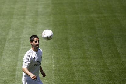 El nuevo fichaje del Real Madrid, Isco, el día de su presentación.