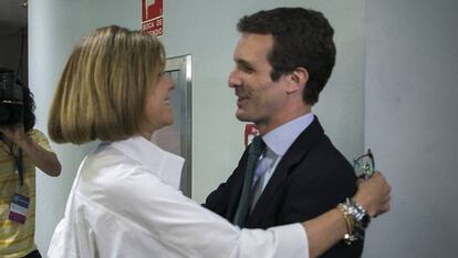 María Dolores de Cospedal felicita anoche a Pablo Casado en la sede del PP.