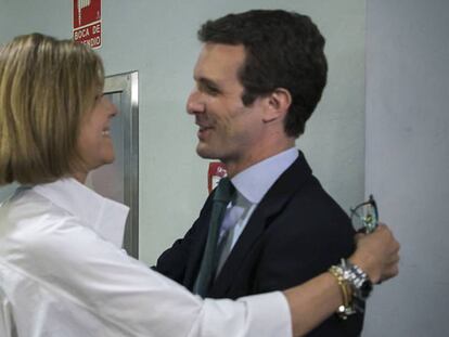 María Dolores de Cospedal felicita anoche a Pablo Casado en la sede del PP.