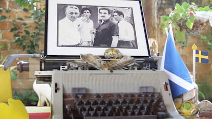 Una m&aacute;quina de escribir y objetos relacionados con Gabo en el patio de Dilia Todaro en Aracataca. 