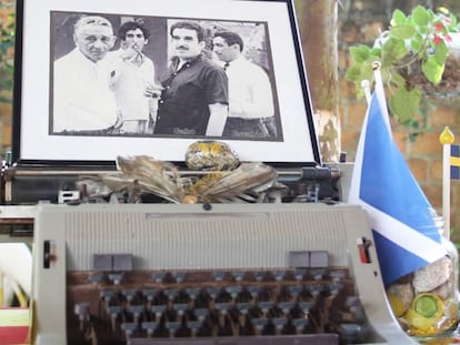 Una m&aacute;quina de escribir y objetos relacionados con Gabo en el patio de Dilia Todaro en Aracataca. 