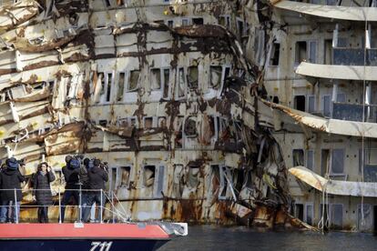 Detalle del estado en el que se encuentra el crucero Costa Concordia dos años después del accidente en el que encalló en la isla de Giglio 