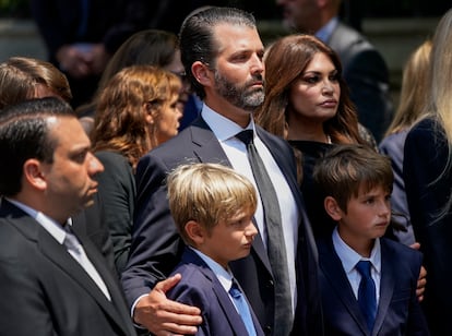 El hijo mayor de Ivana Trump, Donald Trump Jr., de 44 años, asistió a la ceremonia oficiada por el funeral de su madre. En la imagen, junto a sus dos hijos, nietos de la empresaria fallecida, observa cómo el ataúd de su madre es trasladado en un coche fúnebre para ser enterrado junto a un campo de golf de Donald Trump, en Bedminster, Nueva Jersey, donde se consagró un terreno para que Ivana pudiera tener un entierro católico tradicional.