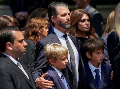 El hijo mayor de Ivana Trump, Donald Trump Jr., de 44 años, asistió a la ceremonia oficiada por el funeral de su madre. En la imagen, junto a sus dos hijos, nietos de la empresaria fallecida, observa cómo el ataúd de su madre es trasladado en un coche fúnebre para ser enterrado junto a un campo de golf de Donald Trump, en Bedminster, Nueva Jersey, donde se consagró un terreno para que Ivana pudiera tener un entierro católico tradicional. 