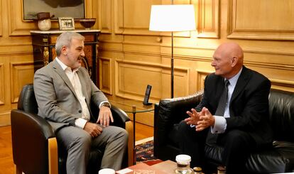 Jaume Collboni y John Hoffman, durante la reunión de este viernes en Barcelona, en una imagen difundida por el alcalde de barcelona.