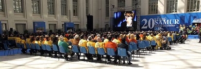 Integrantes del SAMUR observan un vídeo durante el acto de celebración del 20º aniversario del servicio.