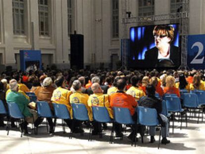 Integrantes del SAMUR observan un vídeo durante el acto de celebración del 20º aniversario del servicio.