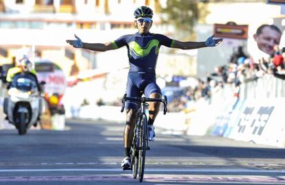 Nairo Quintana atraviesa la l&iacute;nea de meta. 