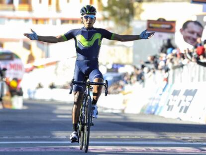 Nairo Quintana atraviesa la l&iacute;nea de meta. 