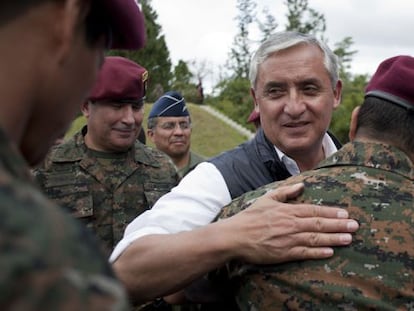 Otto Pérez saluda a reclutas de las fuerzas especiales guatemaltecas el pasado 5 de diciembre.