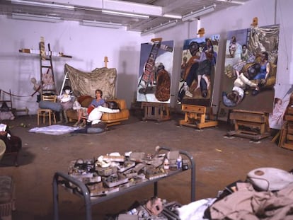 La artista portuguesa Paula Rego, en su estudio londinense, con algunos cuadros de la serie 'El hombre almohada (2004), basada en la obra teatral de Martin McDonagh.