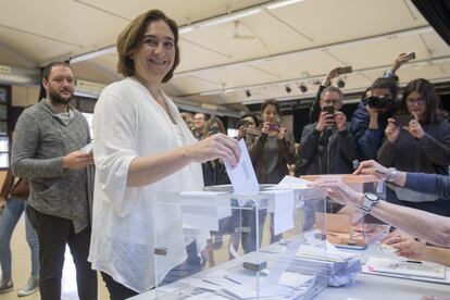 La alcaldesa de Barcelona, Ada Colau, ejerce su derecho al voto en el centro cívico de La Sedeta (Barcelona).