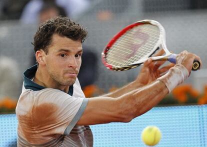 Dimitrov devuelve la bola durante el partido con Djokovic