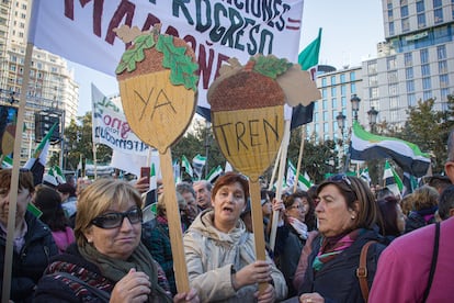 Manifestación multitudinaria por un tren de calidad en Extremadura en Madrid, a finales de 2017.