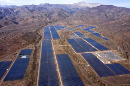 Vista aérea de la planta fotovoltaica Quilapilum en Colina, a unos 40 km al norte de Santiago (Chile). 