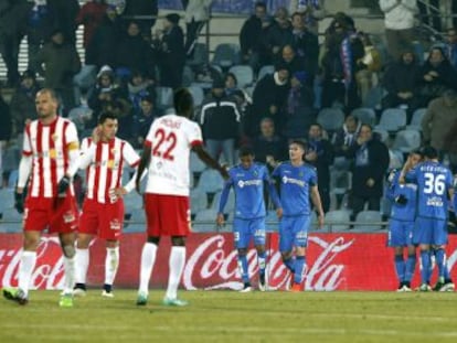 Los jugadores del Getafe felicitan a &Aacute;lvaro V&aacute;zquez por su gol.