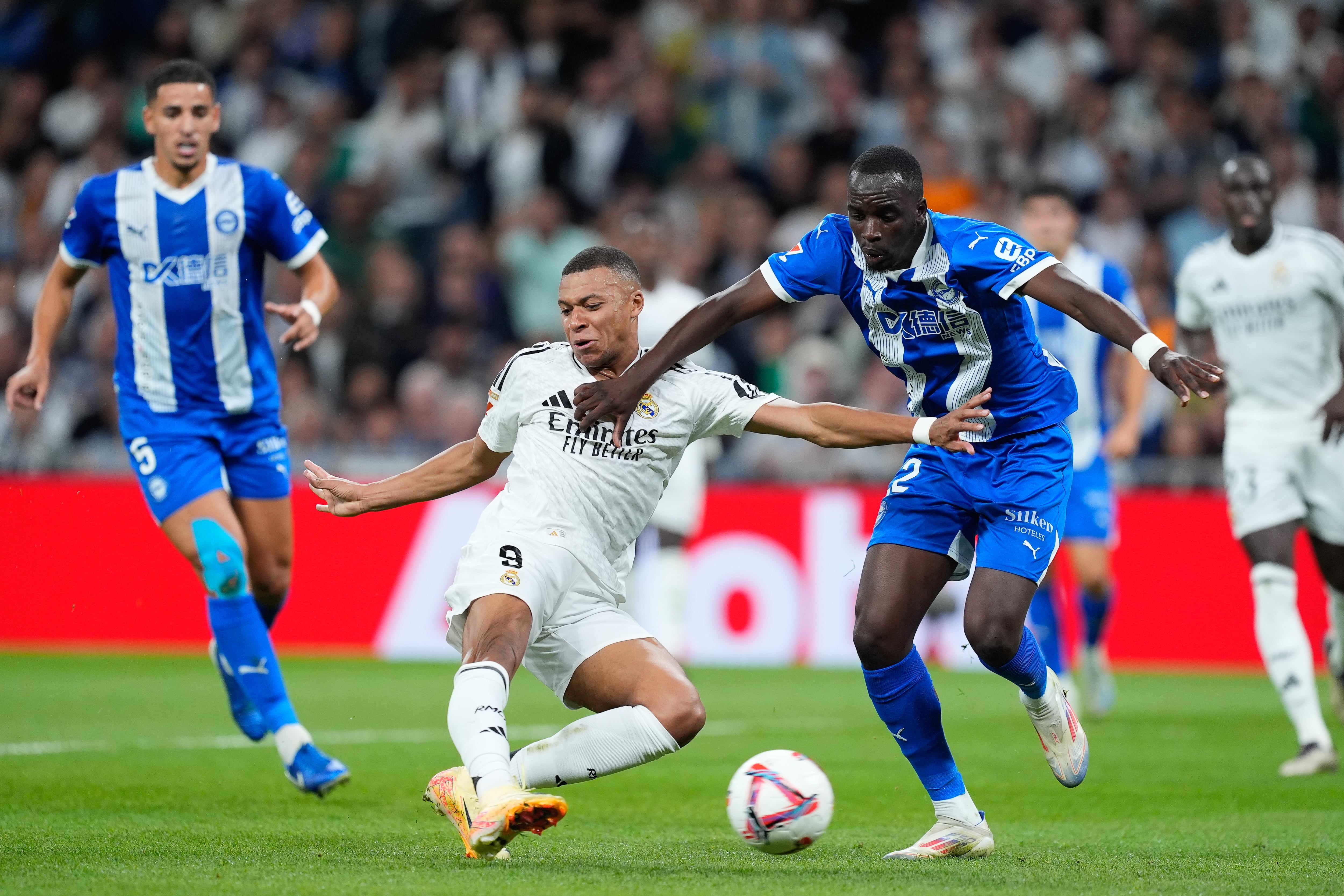 Caída de tensión y susto del Madrid ante el Alavés