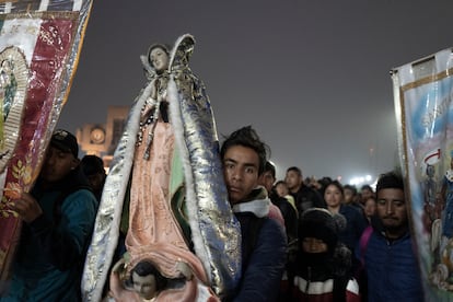 Un peregrino carga una efigie de la Virgen de Guadalupe. 