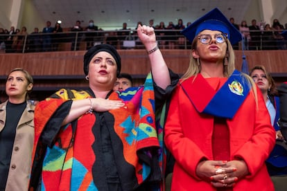 Humrez, a la derecha, es la directora de Otraf. Ha estudiado Derecho y durante la carrera cuenta que sufri discriminacin por parte de sus compa?eros y los cargos de la universidad. El da de su graduacin acudi con un vestido rojo y en compa?a de la ministra de presidencia, Mara Elena Prada, que sera su madrina en la ceremonia.  