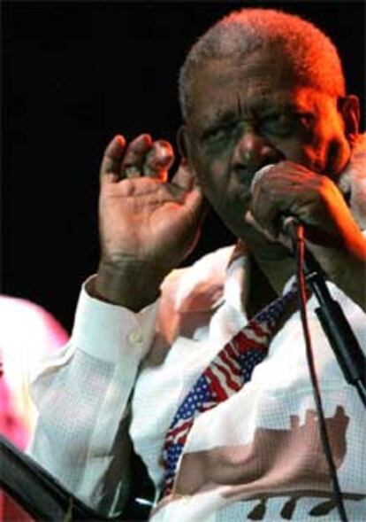 B.B. King durante el concierto en la Plaza de Toros de Valencia, con el que ha abierto su gira española.