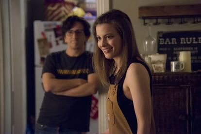 Gillian Jacobs con el peto Carhartt que popularizó como Mickey en la serie ‘Love’ (Netflix).