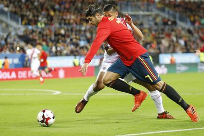 Álvaro Morata pugna por la pelota con el jugador de Costa Rica Bryan Oviedo.