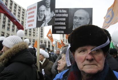 El exmagnate encarcelado Mijail Jodorkovsky ha sido uno de los rostros de las pancartas que han poblado las marchas opositoras en Moscú.