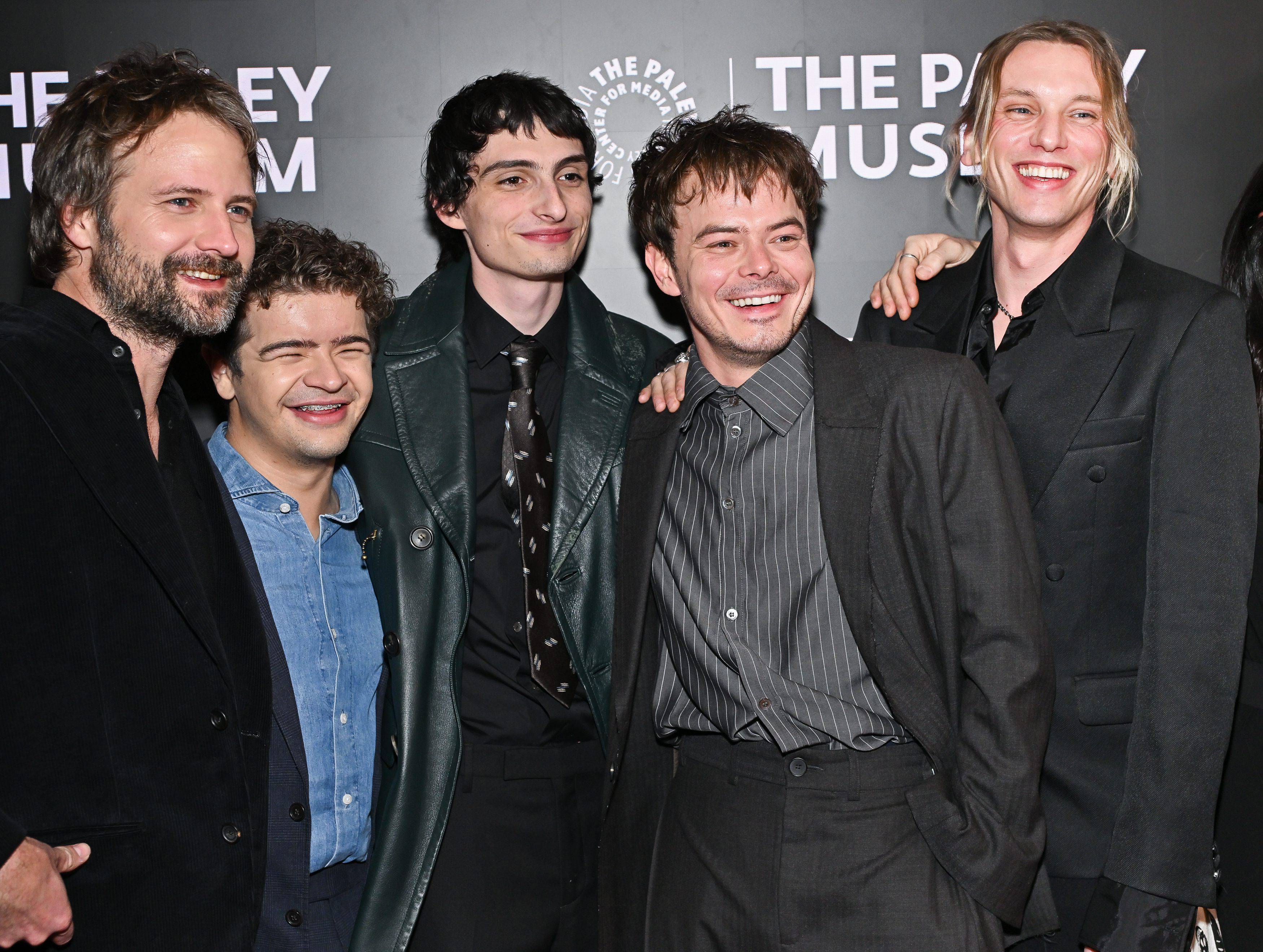 El creador Ross Duffer, a la izquierda, junto a algunos de los actores de 'Stranger Things', entre ellos Jamie Campbell Bower (a la derecha), en la celebración de la última temporada de la serie, en el Museo Paley, el 18 de diciembre de 2025, en Nueva York. 