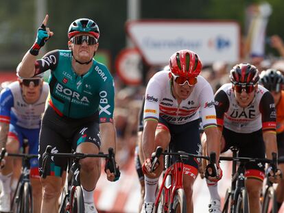 Sam Bennet, del equipo Bora-Hansgrohe, entra vencedor de la segunda etapa de La Vuelta 2022, con un recorrido entre las localidades de 's-Hertogenbosch y Utrecht, Países Bajos.