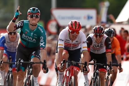 Sam Bennet, del equipo Bora-Hansgrohe, entra vencedor de la segunda etapa de La Vuelta 2022, con un recorrido entre las localidades de 's-Hertogenbosch y Utrecht, Países Bajos.
