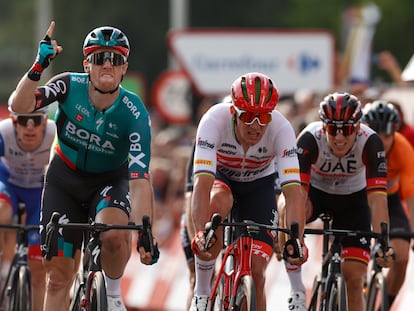 Sam Bennet, del equipo Bora-Hansgrohe, entra vencedor de la segunda etapa de La Vuelta 2022, con un recorrido entre las localidades de 's-Hertogenbosch y Utrecht, Países Bajos.