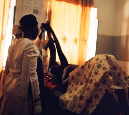 Las enfermeras atienden a una parturienta en el Centro de Asistencia Primara Nyokuron, en Yuba. A sus 32 años, este era su quinto hijo.