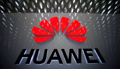 Logo de Huawei en un aeropuerto chino.