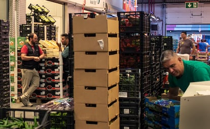 Tras la venta principal –que sucede entre las cuatro y las nueve de la mañana–,  las frutas se guardan en cámaras de frío para el día siguiente. En caso de no venderse, muchas empresas donan el producto que sigue siendo apto para el consumo al Banco de Alimentos, que tiene una sede dentro de Mercamadrid.