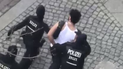 Um suspeito é levado pela polícia neste domingo em Berlim.