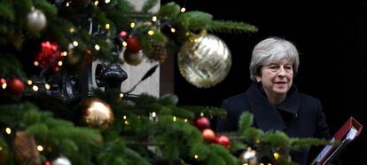 La primera ministra británica, Theresa May, abandona el número 10 de Downing Street para asistir a una sesión de control en el Parlamento británico, en Londres, Reino Unido, hoy, 13 de diciembre de 2017. 