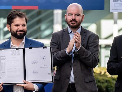 Gabriel Boric y Giorgio Jackson en la Feria de Emprendedoras en Santiago, Chile.