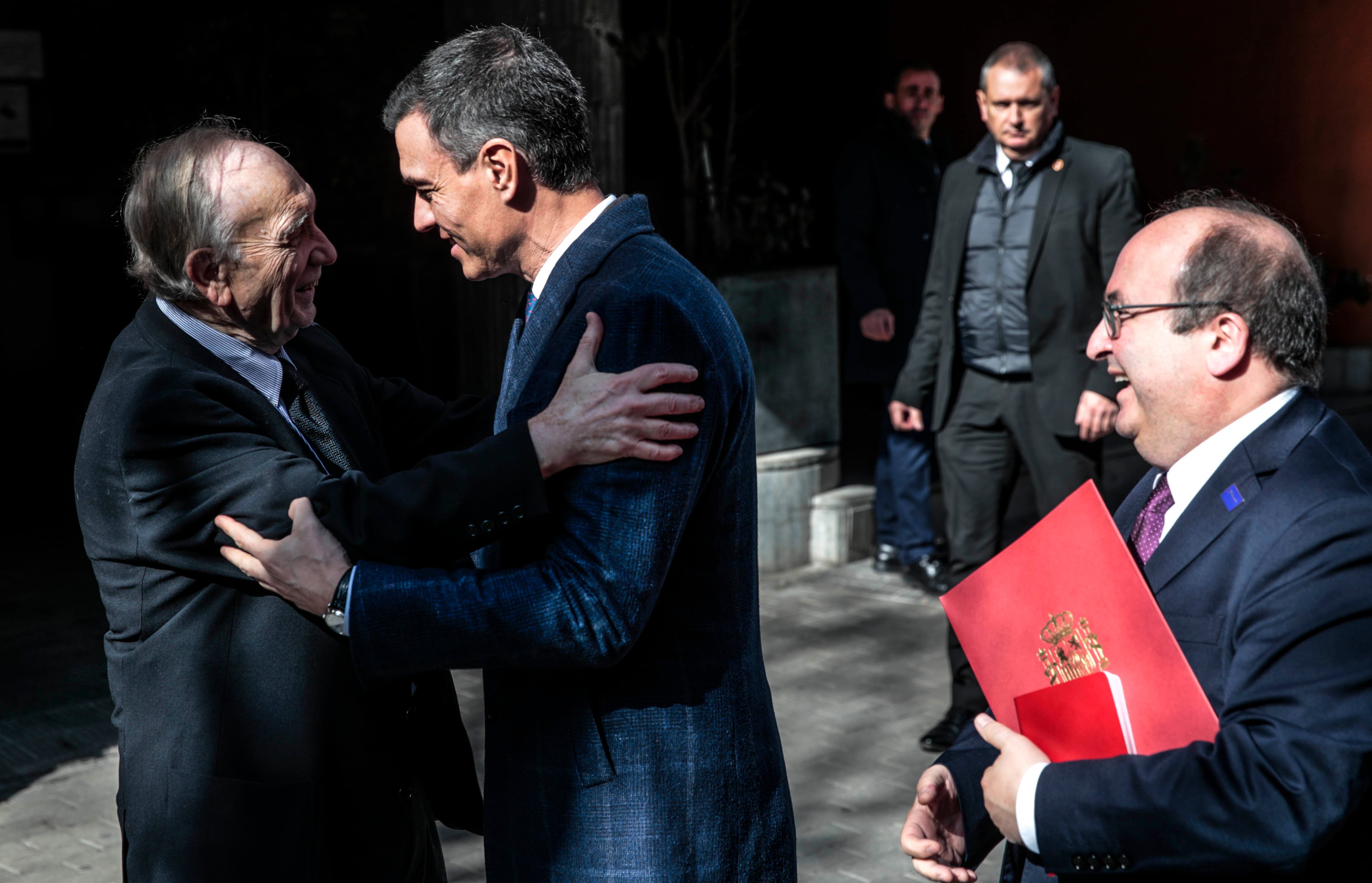 El presidente de la Academia de cine, Fernando Méndez-Leite, recibe en la capilla ardiente de Carlos Saura al presidente del Gobierno, Pedro Sánchez, y al ministro de Cultura, Miquel Iceta.