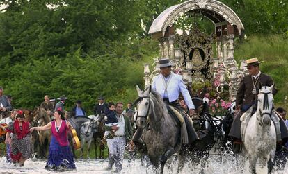 Villamanrique de la Condesa (Sevilla), 17 de mayo de 2002. La carreta con el simpecado de Osuna cruza el vado del río Quema en su camino hacia la aldea de El Rocío, en Huelva.